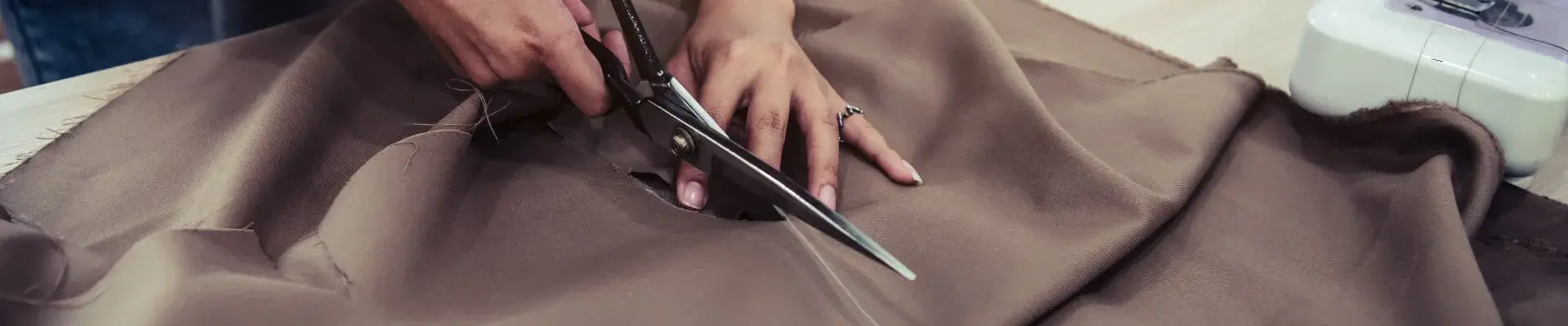 Boceto de tela con tijeras y máquina de coser.