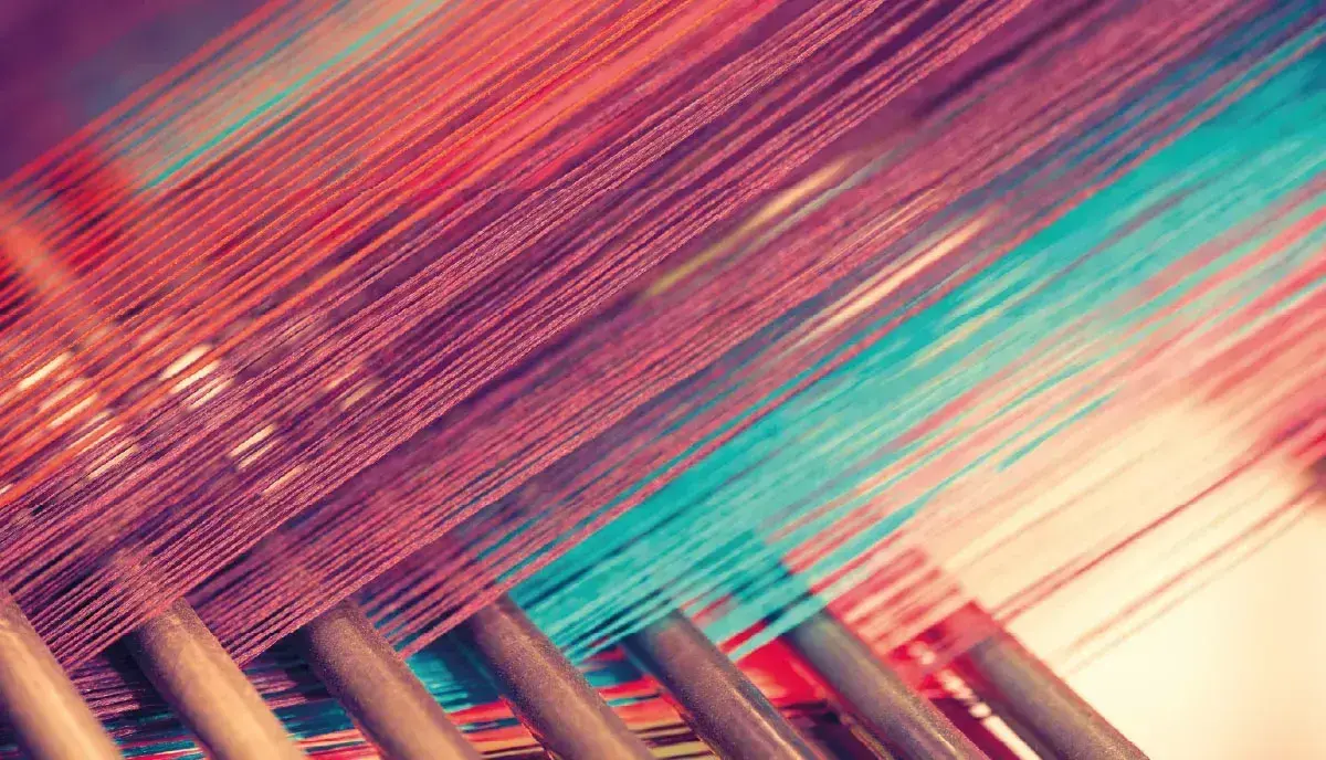 Telares artesanales en fábrica de Colombia.