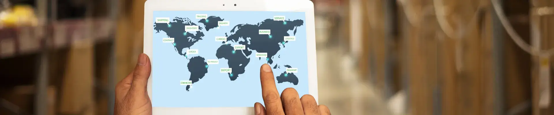 Manos de gerente señalando región MENA en el mapa.