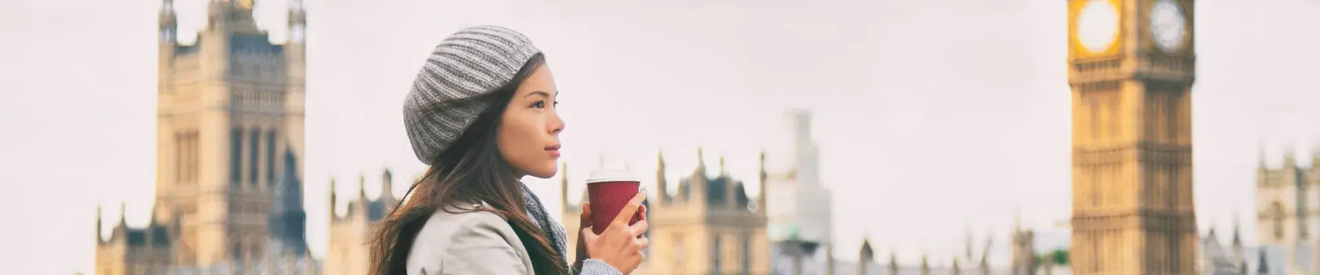 Mujer asiática toma café de exportación colombiano en Inglaterra.