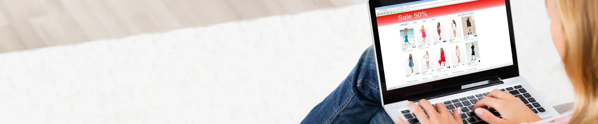 Mujer navegando en e-commerce para vender por internet.