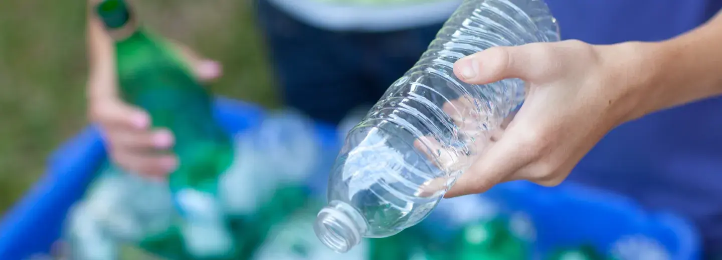 Reciclaje con botellas de plásticos de un solo uso.