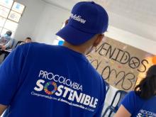 Jóvenes de espalda con camisetas de ProColombia