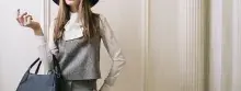 Mujer con bolso y sombrero