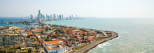 Fotografía panorámica de ciudad costera 