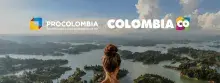 Mujer en lago con montañas