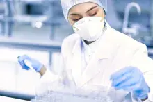 persona con máscara en laboratorio