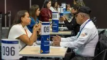 Funcionario de ProColombia hablando con mujer