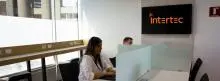 Oficinistas trabajando en sus computadores