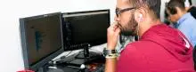 Oficinista trabajando en su computador 