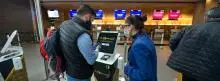 Turista y empleado en el aeropuerto de el Dorado