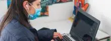 Oficinista trabajando en su computador 