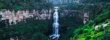 Paisaje con cascada en Colombia 