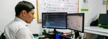 Oficinista trabajando en su computador 