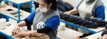 Dos mujeres trabajando en fabrica 