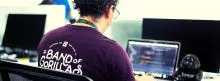 Oficinista trabajando en su computadora