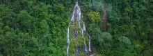 Fotografía panorámica de cascada en medio de una montaña 