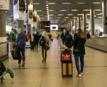 Turistas en aeropuerto 
