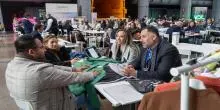 Equipo de ProColombia hablando con personas en una feria