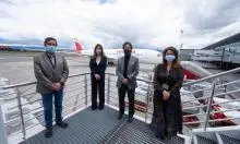 Directivos de ProColombia con avión detrás 