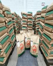 Una bodega con sacos apilados de alimento para animales de la marca NutraTech,