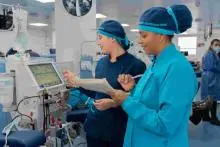 Doctora y enfermera tomando nota de resultados en un hospital