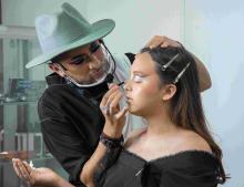 Mujer siendo maquillada para un evento