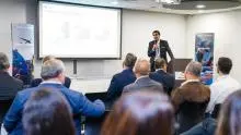 Hombre exponiendo sobre ProColombia