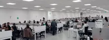 Oficina llena de funcionario de BPO española 