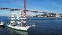 Barcos con un puente detrás