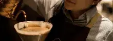 Café siendo servido en una tasa 