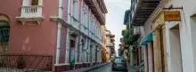 Calles de ciudad colonial en Colombia 