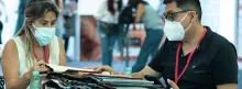 Dos funcionarios de empresa textil en Colombiatex 2023