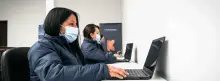 Oficinistas trabajado e su computador 