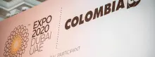 Letrero de Expo Dubai 2020 con Colombia Co