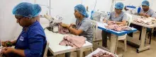 Personal de empresa textil cociendo 