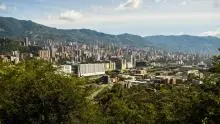 Fotografía panorámica de ciudad colombiana