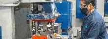 Hombre trabajando con maquina industrial
