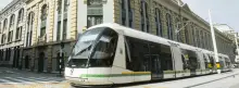 Tren en medio de una ciudad Europea