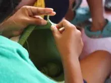 Artesano tejiendo