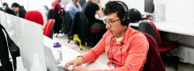 Oficinista trabajando en su computador 