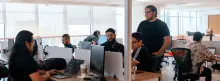 Oficina con varios trabajadores en computadores 