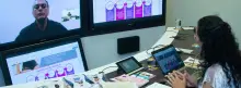 Oficinista trabajando en su computador 