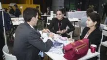 Stand en Europa de personas negociando con Colombia