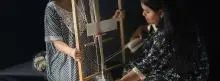 Mujeres realizando una mochila artesanal 