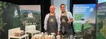 Fotografía de dos emprendedores de café Colombiano 