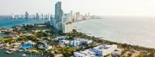 Fotografía panorámica de ciudad costera 