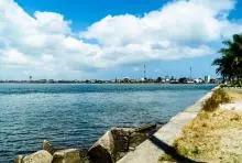 Fotografía panorámica del mar con ciudad al fondo 