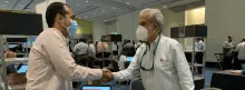 Directos estrechándose las manos 