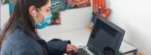Oficinista trabajando en su computadora